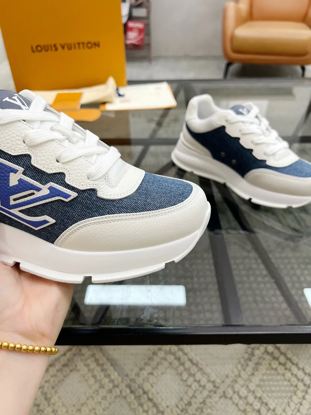 Factory price: 460💰LV🔍Top purchasing agent🇮🇹 Road 炸街男神爆款运动板鞋专柜同步，鞋面意大利进口牛皮搭配布面料，高品质拼接复杂工艺，进口透气网布内里垫，鞋底：原厂特供原版底，T男装男鞋💰U独家活动成型底超级舒适，原厂跟单货，🔍🔍高品质，可随意进出专柜，欢迎对比。 Code number 38-44, (45 customized)
